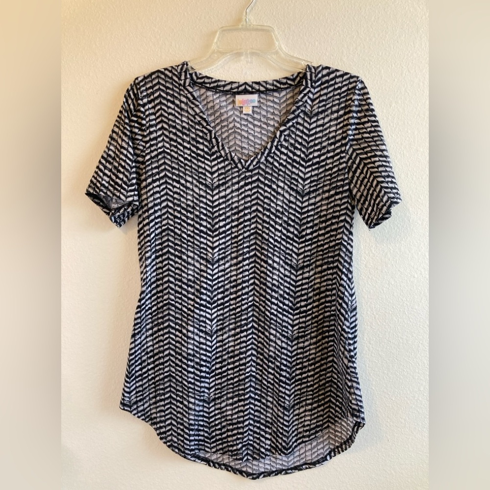 LuLaRoe Black, Grey, and White Zigzag Iris V-Neck Top Size XXS
